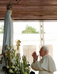 eb1da-popebenedictpraysinfrontofmary.jpg